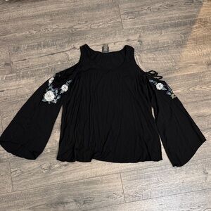 🌵 3 for $20 Torrid Outlander cold shoulder top